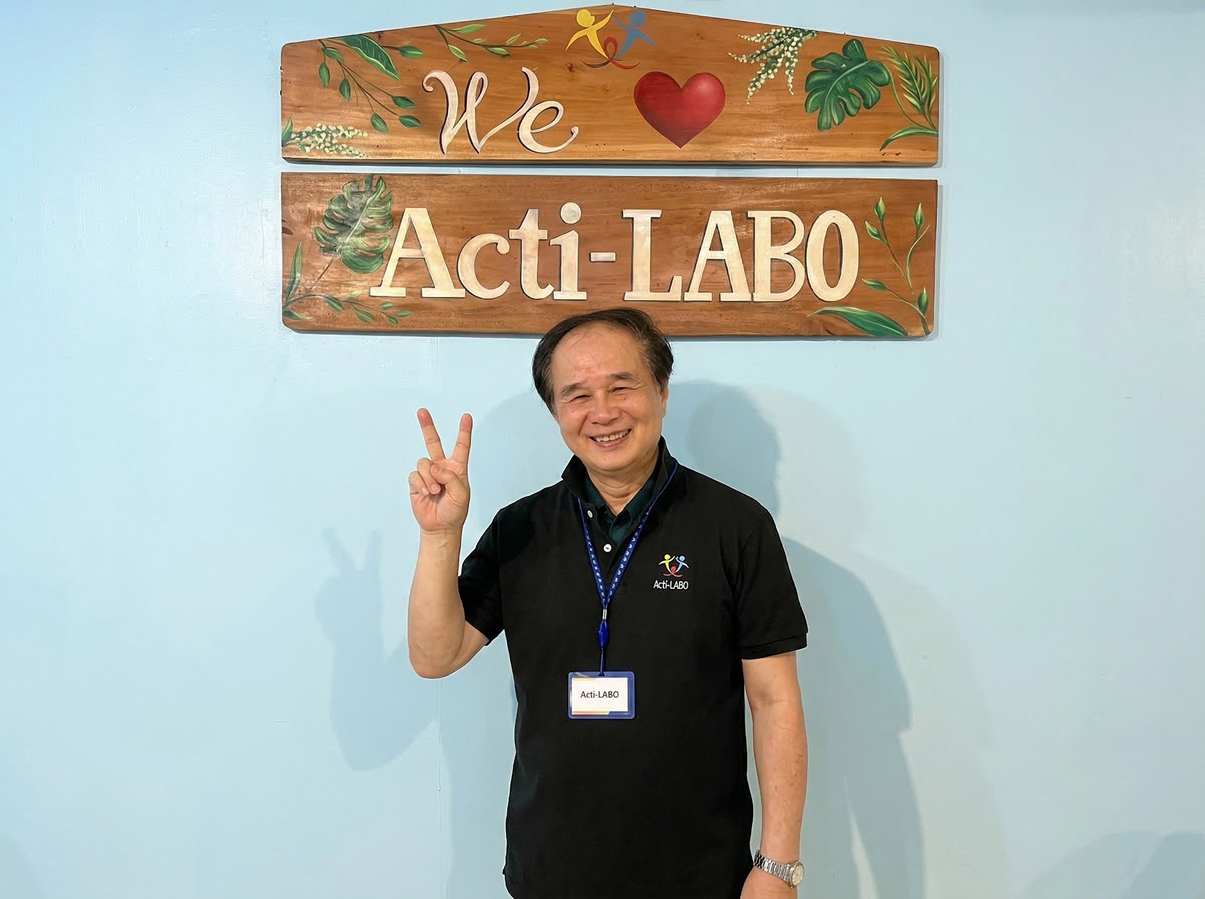 Acti-LABO看板前に立つ小林教授